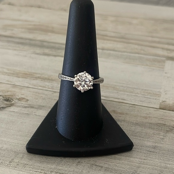 Jewelry - Gorgeous Sterling Silver 2Ct Moissanite Diamond Ring.